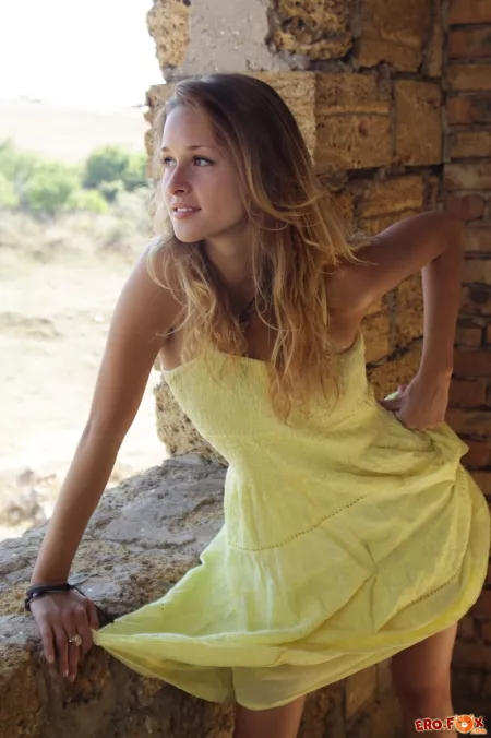 Летняя элегантность: улыбающаяся модель