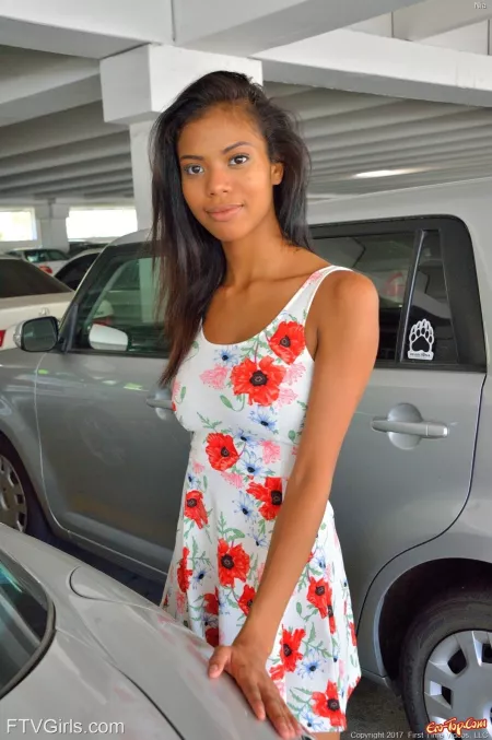 Поющая красота: Ниа в эротическом фотосете