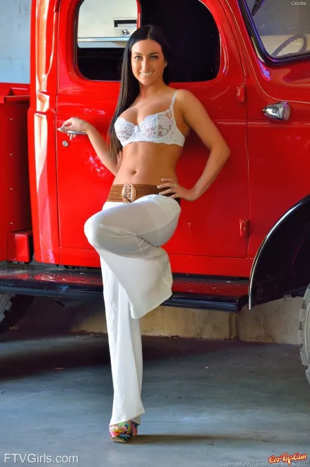 Молодая модель Cecilia FTV: чувственная фотосессия
