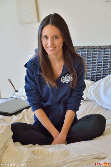 Соблазнительная Аубри: эротическая фотосессия в домашней обстановке