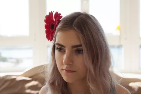 Блондинка Eva Elfie в эротической фотосессии