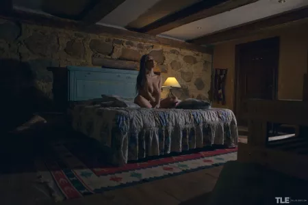 Соблазнительная Эмили J: фотосессия в спальне